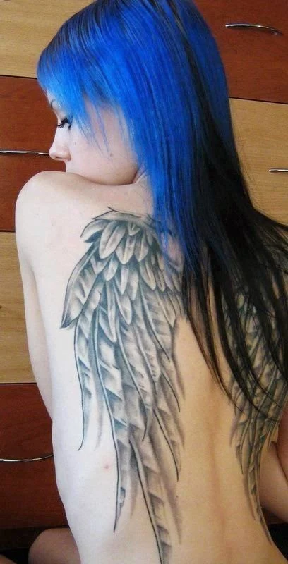 chica con un tatuaje bonito