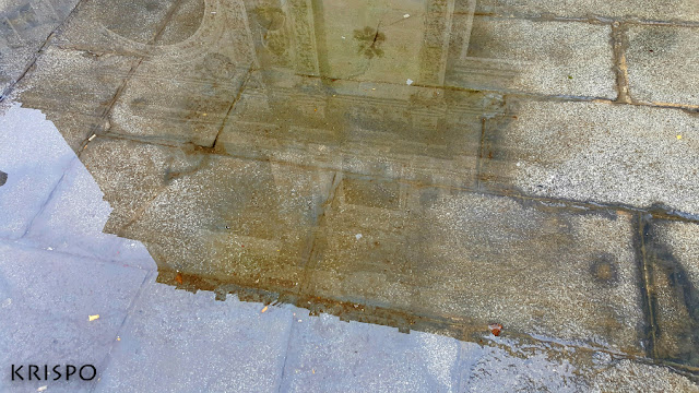 charco con el reflejo de un monumento en sevilla