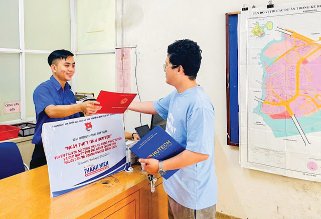 Đoàn viên Phường 22 hỗ trợ người dân và doanh nghiệp  thực hiện các thủ tục hành chính. (Ảnh: Trân Vinh)