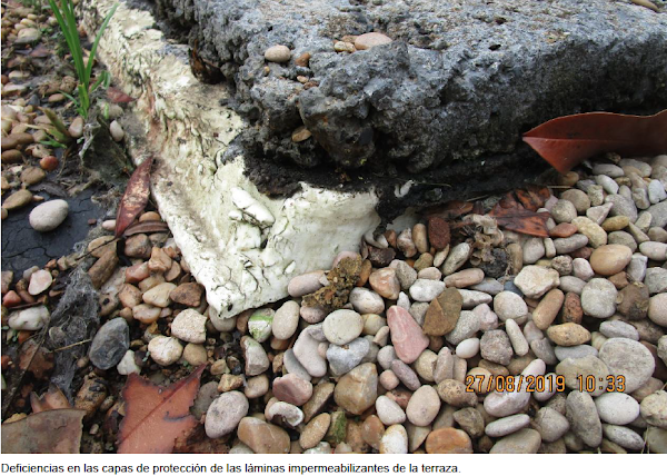 Deficiencias en las capas de protección de las láminas impermeabilizantes de la terraza.