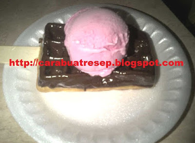 Foto Resep Waffle Ice Cream Strwaberry Topping Coklat Renyah Crispy Lembut dan Empuk Asli Enak