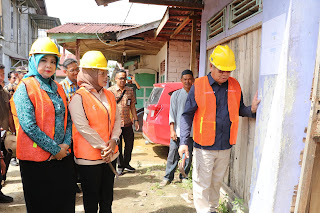 Harisson dan Windy Kunjungi Rumah Mulyadi, Anak Qori. Bantuan Rehab Rumah 20 Juta Rupiah untuk Keluarga Mulyadi. (Adpim Pemprov Kalbar/Borneotribun)