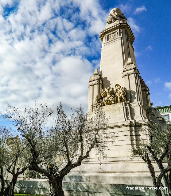 Monumento a Cervantes na Praça de Espanha em Madri