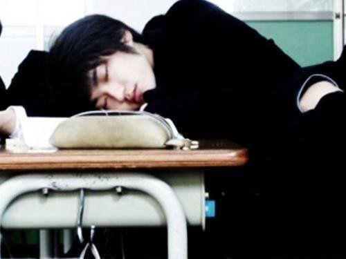 Ketika Siwon tidur dia suka memeluk orang sebagian besar member di dorm 
