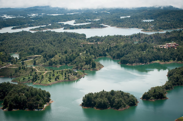 Priveliste de pe El Peñón de Guatapé, Columbia