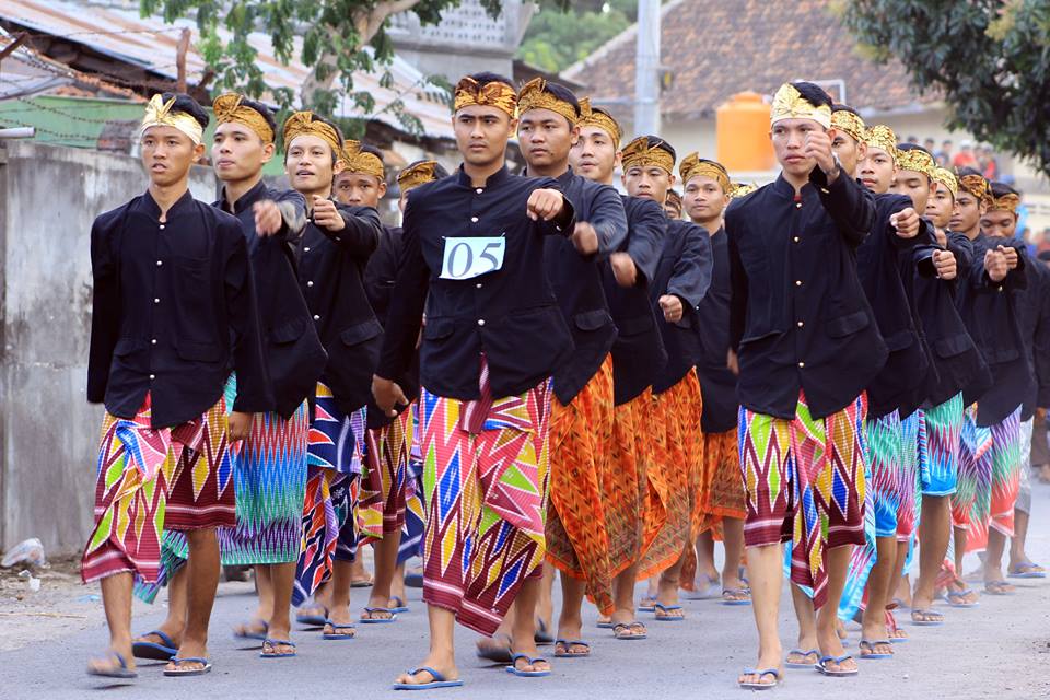 Pakaian Unik  Lomba  Gerak  Jalan  di Suralaga 