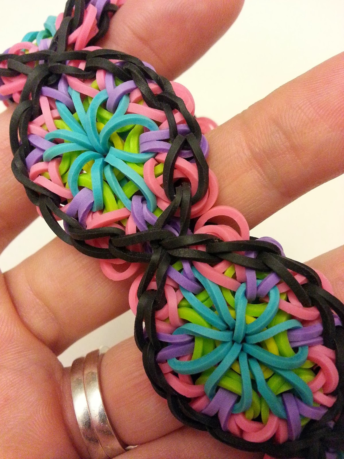 Christie's Loomies - Starburst loom bracelet. Any 6 colours as the starburst.  :) | Facebook
