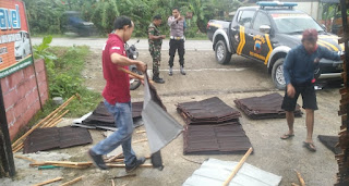 Angin Puting Beliung Terjang Desa Kretek Rowokele, Atap Rumah Makan Terbang serta Tembok Sepanjang 25 Meter Ambruk