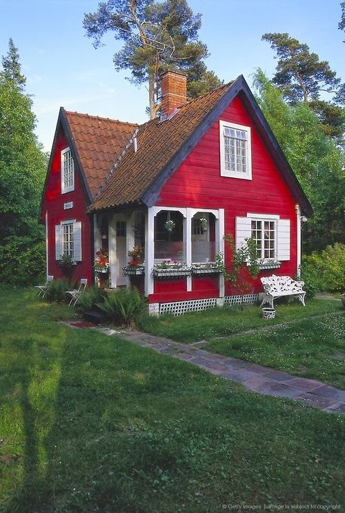 http://homeremodelnote.com/2014/02/04/charming-red-cottage/