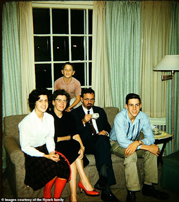 una foto della famiglia scattata nella casa di Hynek a Evanston, Illinois nel 1960. Da sinistra, Roxane, Mimi, Joel,