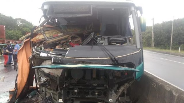 Grave acidente entre um ônibus e um caminhão, na rodovia estadual PE-009, deixou um morto e dez feridos