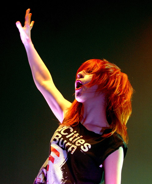 hayley williams hairstyle with bangs. hayley williams paramore