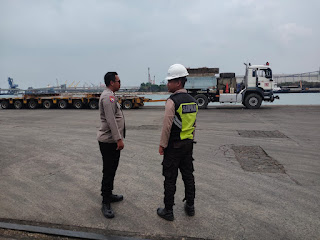 Ciptakan Situasi Aman, Personil Polsek KSKP Banten Polres Cilegon Bincang Bersama Buruh di Pelabuhan