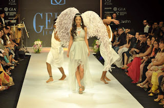 Angela Jonsson walks the ramp for Gehna Jewellers at IIJW 2012