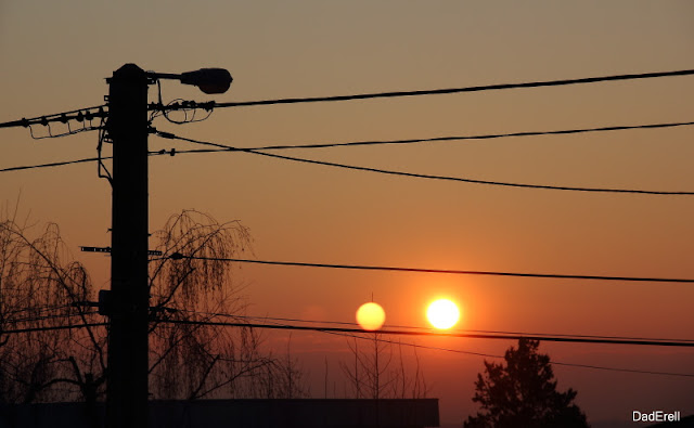 Reflets du soleil levant dans une fenêtre