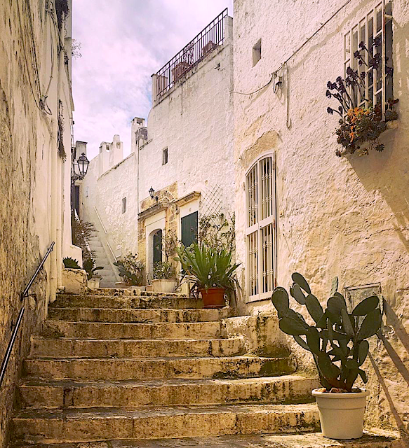 Vackra staden Ostuni i Apulien