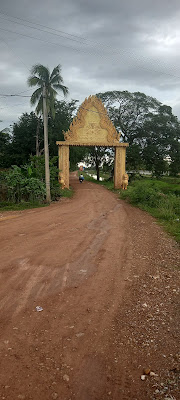 Kampot Phnom Penh yolu köy girişi