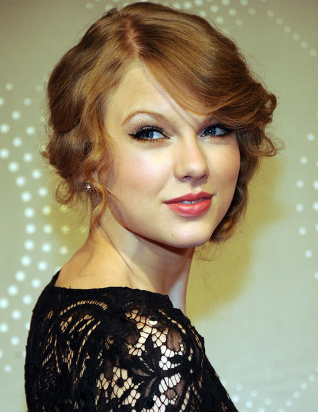 neutral eyeshadow for brown eyes. Taylor Swif -Neutral Eyeshadow