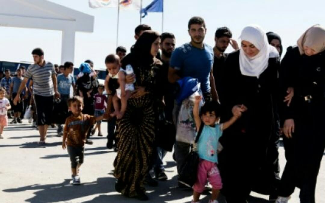 وزير الداحلية القبرصي يتوعد السوريين بإلغاء إقامتهم