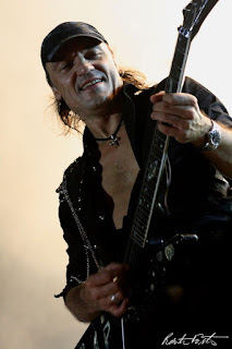 Close de Matthias Jabs tocando guitarra