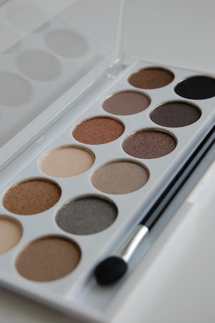 Close up of Undress Me Too palette