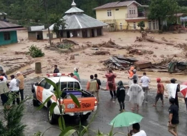 Hujan Deras Sebabkan Banjir Bandang dan Longsor Terjang Rumah Warga di Kebayakan