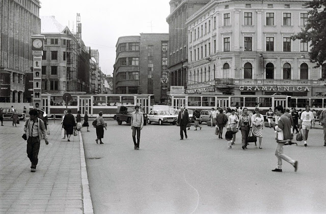 15 июля 1990 года. Рига. На перекрестке улицы Калькю, бульваров Бривибас, Аспазияс и Бастея. Часы приобрели свой привычный вид с рекламой "Лаймы"