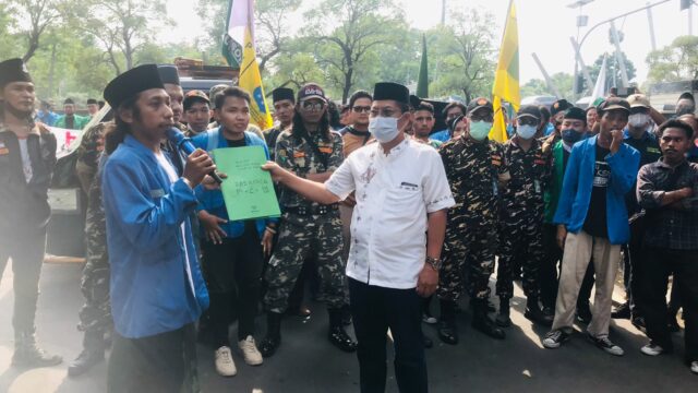 Desak Dana Abadi Pesantren, Massa Geruduk Pemkot Bekasi