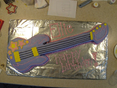 Guitar Cakes on Hart A Cakes  Hannah Montana Guitar Cake