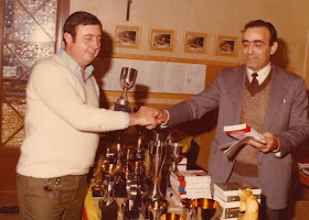 Pau Servat recogiendo su trofeo de ajedrez en 1982