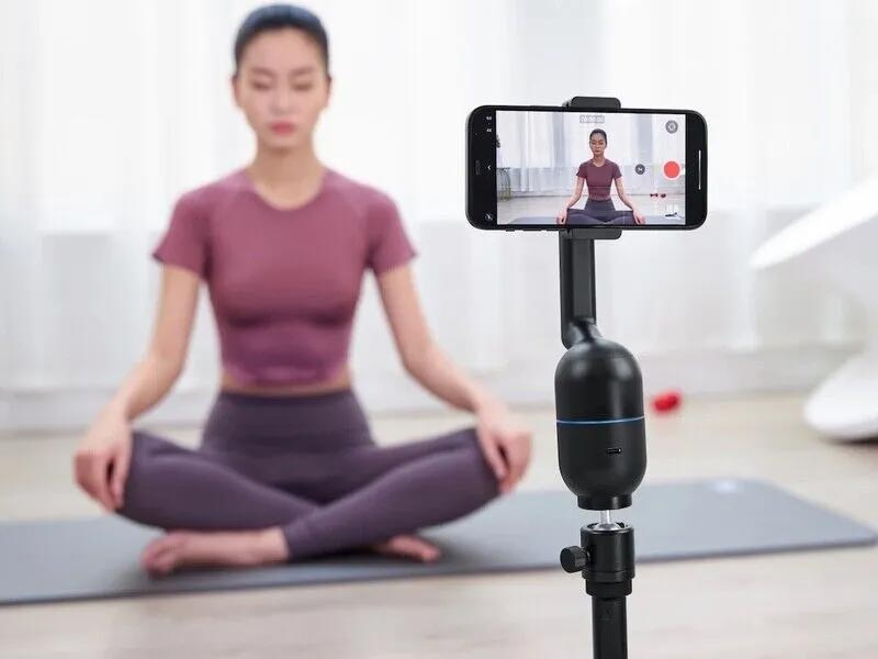 AI-powered selfie phone mount