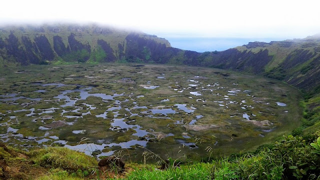 P.N. Isla de Pascua - Crater del volcán Orongo (Chile)