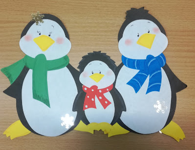 Brązowe tło praca plastyczna 3 pingwiny z zielonym czerwonym i  niebieskim szalikiem