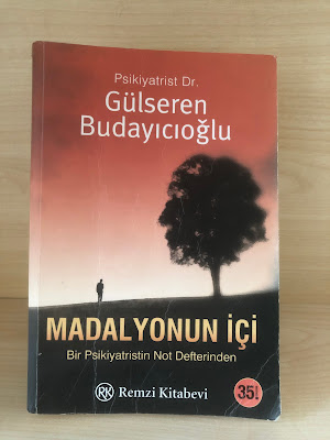 Yıllardır "panik atak" yaşayan bir işadamı...  Kendini peygamber ilan eden bir doktor...  Çok temiz olmak uğruna evlerini "çöp apartman" haline getiren üç kız kardeş...  Kendini bildiği günden beri, babası başta olmak üzere, çevresindeki bütün erkeklerden dayak yiyen genç bir kadın...  Ağır ceza reisi bir babanın "fahişelik" mesleğini seçen kızı...  Radyo ve televizyonlardaki bütün şarkıların kendisi için çalındığını zanneden genç bir devlet memuresi...  Dünyaya kız olarak gelen ancak kendini erkek hisseden bir transseksüel...  Doktorunu intihar etmekle tehdit eden bir öğrenci...  Ölümcül bir hastalığa yakalanmış genç bir bankacı...