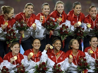 US players display their gold medals after beating Brazil 1-0 in the women's football competition in the 2008 Beijing Olympic Games in Beijing on August 21, 2008. AFP PHOTO/DANIEL GARCIA