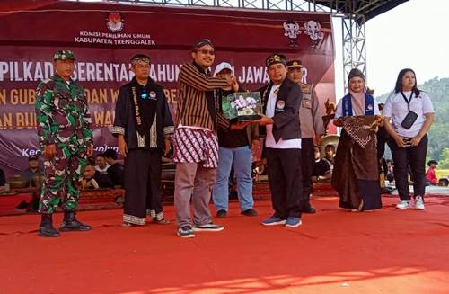 Danramil Serta Forkopimcam Munjungan Trenggalek Hadiri Kirab Maskot Pilkada Serentak 2024