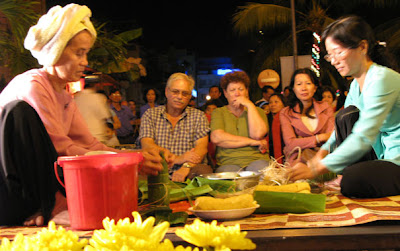 Tuor du lich Phu Quoc gói bánh tét cật mật