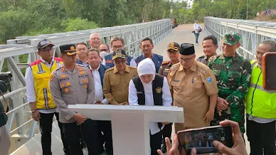 Gubernur Jawa Timur, Khofifah Indar Parawansa meresmikan jembatan Bailey atau jembatan rangka baja ringan berkualitas tinggi yang berada di Desa Kregenan, Kecamatan Kraksaan, Kabupaten Probolinggo, Selasa (3/12/2022) sore.