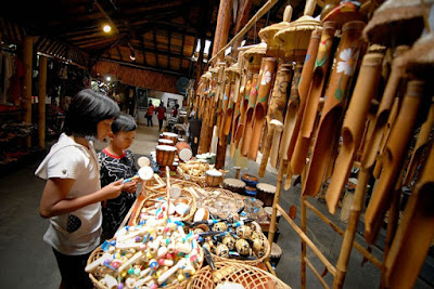 Belajar Kesenian Tradisional Di Saung Angklung Udjo