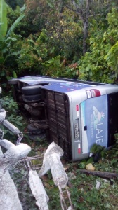 Colisão entre caminhão e ônibus com pacientes deixa feridos na BR-101, próximo ao entroncamento de Laje