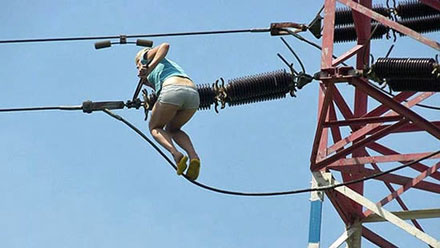 Mujer en cables de alta tensión