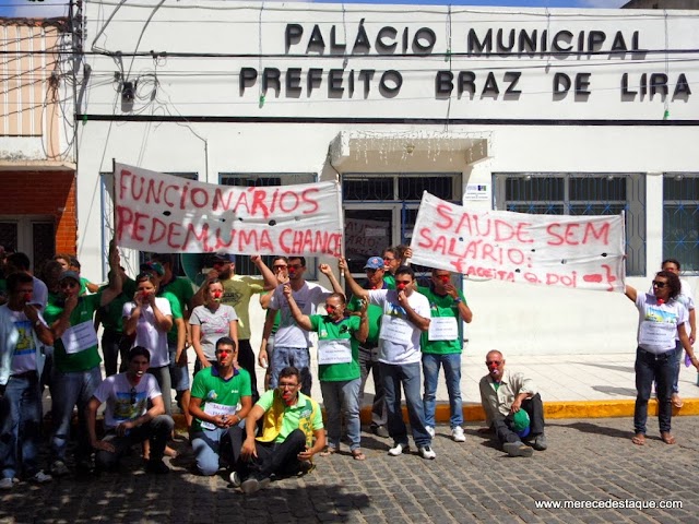 Agentes de Saúde protestam em frente à Prefeitura de Santa Cruz contra atrasos nos salários