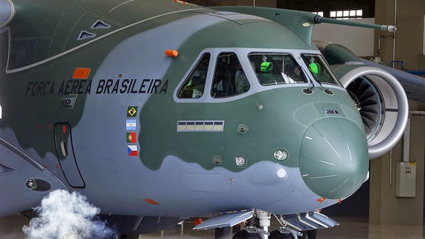 Embraer revela novo avião de transporte militar KC-390