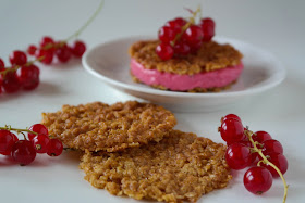 Torte mit Haferflocken und Johannisbeeren