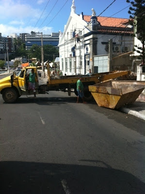 Cidadão interdita rua movimentada no bairro