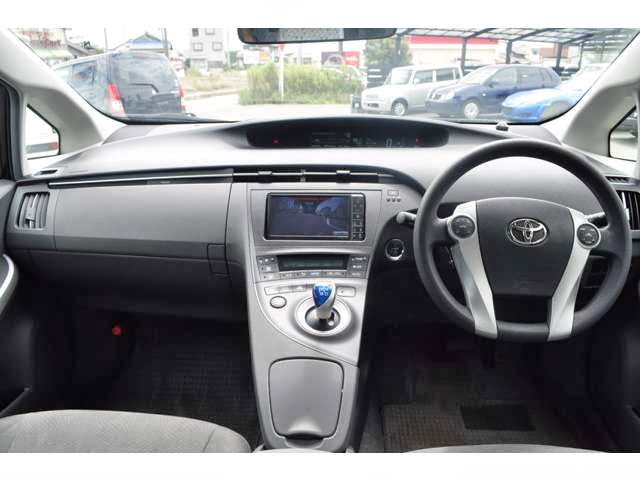 2010 Toyota Prius S for Pakistan to Karachi