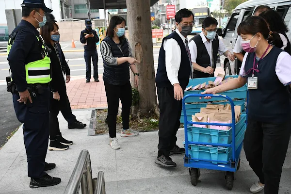 ▲4千多萬裝在紙袋內的現金在警方戒備護送下運抵彰化市介壽生活藝文館。（記者林明佑翻攝）