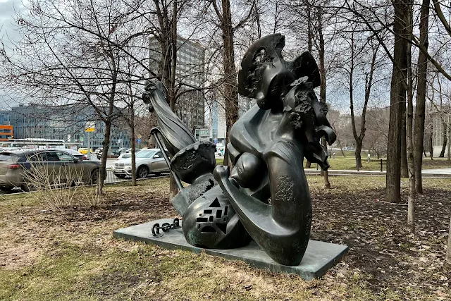 улица Земляной Вал, скульптура Александра Рукавишникова «Влюблённые огородницы»
