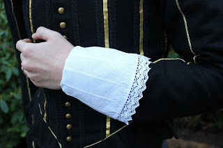 http://misshendrie.blogspot.nl/2017/12/17th-century-cuffs-and-ruff.html