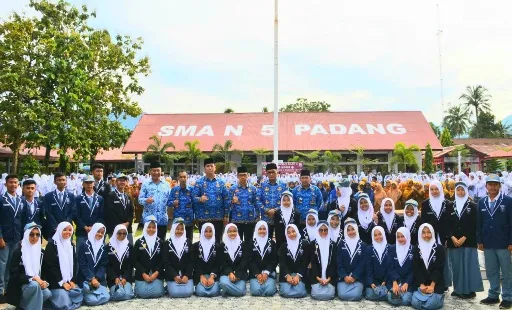 Wako Hendri Septa Jadi Pembina Upacara dan Serahkan KTP bagi Siswa SMAN 5 Padang